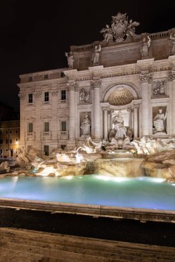 Trevi Çeşmesi, sabahın 1 'inde, mavi saatte. İyi ışıklandırılmış insanlar hariç. Palazzo Poli 'nin önündeki Piazza di Trevi' de muazzam bir çeşme. Fontana di Trevi, Roma, İtalya