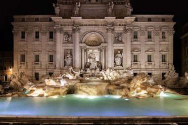 Trevi Çeşmesi, sabahın 1 'inde, mavi saatte. İyi ışıklandırılmış insanlar hariç. Palazzo Poli 'nin önündeki Piazza di Trevi' de muazzam bir çeşme. Fontana di Trevi, Roma, İtalya