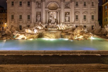 Trevi Çeşmesi, sabahın 1 'inde, mavi saatte. İyi ışıklandırılmış insanlar hariç. Palazzo Poli 'nin önündeki Piazza di Trevi' de muazzam bir çeşme. Fontana di Trevi, Roma, İtalya
