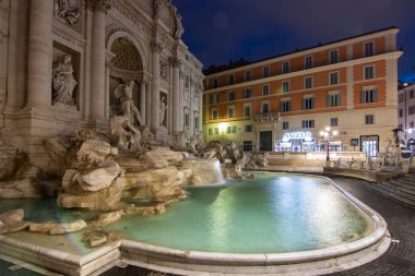 Trevi Çeşmesi, sabahın 1 'inde, mavi saatte. İyi ışıklandırılmış insanlar hariç. Palazzo Poli 'nin önündeki Piazza di Trevi' de muazzam bir çeşme. Fontana di Trevi, Roma, İtalya