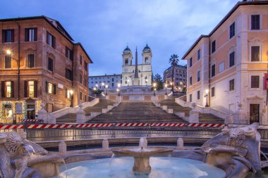 Güzel tarihi bir Roma şehrine bakın. Manzaralardan birinde, kentsel yetenekleri olan eski binalar. İspanya StepsScalinata di Trinit dei Monti, Roma, İtalya 'da sabah gün doğumu