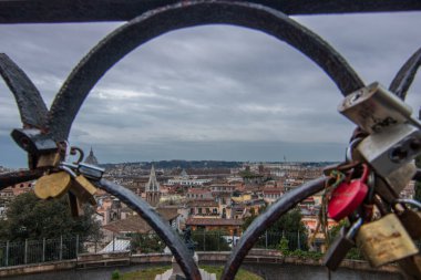 Yağmurlu havada, tarihi ve güzel bir şehrin sabah manzarası. Roma, İtalya üzerinde Terrazza del Pincio 'dan panoramik manzara ve ufuk çizgisi