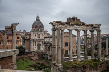 Yağmurlu bir sabah, eski bir tarihi şehirde gün doğumu. Roma, İtalya 'nın sonsuz şehrinin güzel detayları ve tarihi Roma binaları.
