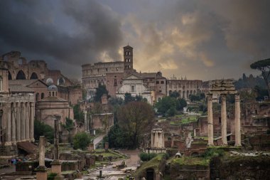 Yağmurlu bir sabah, eski bir tarihi şehirde gün doğumu. Roma, İtalya 'nın sonsuz şehrinin güzel detayları ve tarihi Roma binaları.