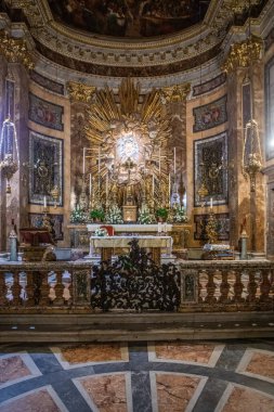 Yağmurlu bir sabah, eski bir tarihi şehirde gün doğumu. Roma, İtalya 'nın sonsuz şehrinin güzel detayları ve tarihi Roma binaları.