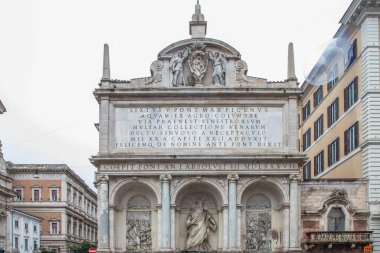 Yağmurlu bir sabah, eski bir tarihi şehirde gün doğumu. Roma, İtalya 'nın sonsuz şehrinin güzel detayları ve tarihi Roma binaları.