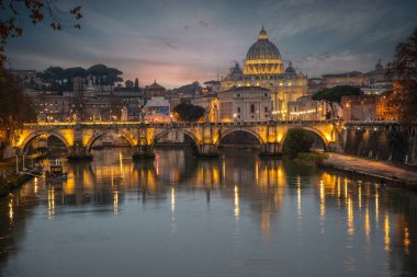 Tiber Nehri üzerinde tarihi bir şehir. Akşamları ünlü Ponte Sant 'Angelo köprüsü. Gün batımında yağmurlu hava ve Basilica di San Pietro, Roma, İtalya manzarası