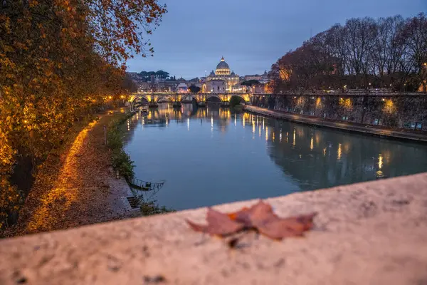 Tiber Nehri üzerinde tarihi bir şehir. Akşamları ünlü Ponte Sant 'Angelo köprüsü. Gün batımında yağmurlu hava ve Basilica di San Pietro, Roma, İtalya manzarası