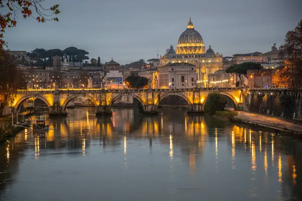 Tiber Nehri üzerinde tarihi bir şehir. Akşamları ünlü Ponte Sant 'Angelo köprüsü. Gün batımında yağmurlu hava ve Basilica di San Pietro, Roma, İtalya manzarası