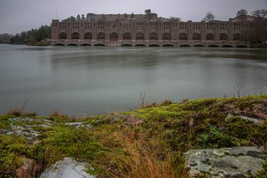 Tarihi manzara, kırmızı tuğlalı hidroelektrik santrali. Gün batımında yağışlı hava Trollhttan, İsveç, İskandinavya 'da
