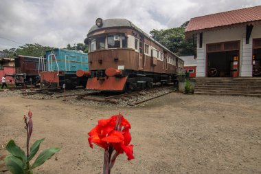 Subtropikal iklimde Bereketli Dağlık Topraklar 'daki Demiryolu Müzesi. Kandy, Nuwara Eliya, Sri Lanka, Asya 'daki ünlü dağlık demiryolunun tarihi trenlerini söktüler.