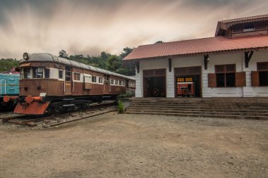 Subtropikal iklimde Bereketli Dağlık Topraklar 'daki Demiryolu Müzesi. Kandy, Nuwara Eliya, Sri Lanka, Asya 'daki ünlü dağlık demiryolunun tarihi trenlerini söktüler.