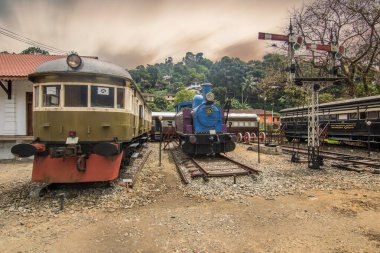 Subtropikal iklimde Bereketli Dağlık Topraklar 'daki Demiryolu Müzesi. Kandy, Nuwara Eliya, Sri Lanka, Asya 'daki ünlü dağlık demiryolunun tarihi trenlerini söktüler.