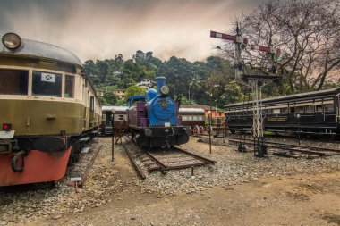 Subtropikal iklimde Bereketli Dağlık Topraklar 'daki Demiryolu Müzesi. Kandy, Nuwara Eliya, Sri Lanka, Asya 'daki ünlü dağlık demiryolunun tarihi trenlerini söktüler.