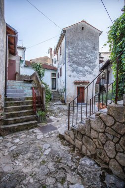 Eski, tarihi, rüya gibi dağ köyü. Dar sokaklar, romantik bir ortamda eski evler. Moenice, Moscenicka Draga, Istria, Hırvatistan küçük yolları ve meydanları olan güzel manzaralı bir yer.