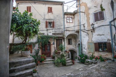 Eski, tarihi, rüya gibi dağ köyü. Dar sokaklar, romantik bir ortamda eski evler. Moenice, Moscenicka Draga, Istria, Hırvatistan küçük yolları ve meydanları olan güzel manzaralı bir yer.