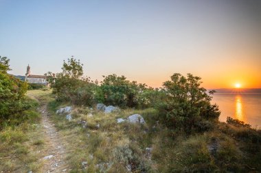 Akdeniz 'deki Akdeniz manzarası, sabah güneş doğarken çekildi. Akdeniz, Moenika Draga, Moscenicka Draga, Istria ve Hırvatistan 'da kayalıkları ve kayaları olan saf doğa.