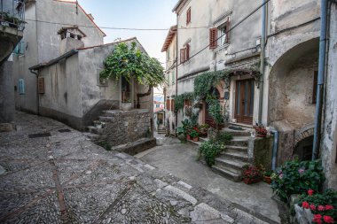 Eski, tarihi, rüya gibi dağ köyü. Dar sokaklar, romantik bir ortamda eski evler. Moenice, Moscenicka Draga, Istria, Hırvatistan küçük yolları ve meydanları olan güzel manzaralı bir yer.