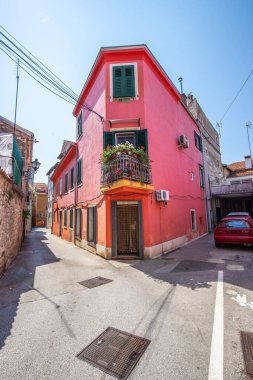 Eski tarihi rüya gibi sokaklar. Romantik bir turistik bölgede güzel evler ve iş yerleri. Rovinj, Istria, Hırvatistan 'da güzel manzaralı sokaklar ve küçük meydanlar