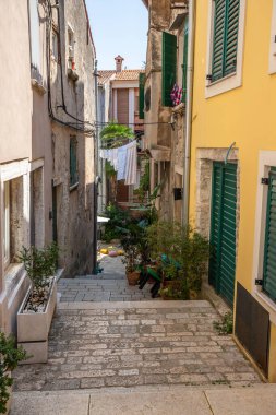 Eski tarihi rüya gibi sokaklar. Romantik bir turistik bölgede güzel evler ve iş yerleri. Rovinj, Istria, Hırvatistan 'da güzel manzaralı sokaklar ve küçük meydanlar