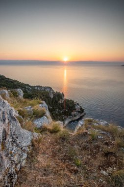 Akdeniz 'deki Akdeniz manzarası, sabah güneş doğarken çekildi. Akdeniz, Moenika Draga, Moscenicka Draga, Istria ve Hırvatistan 'da kayalıkları ve kayaları olan saf doğa.