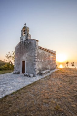 Önünde bir patika olan küçük tarihi bir kilise. Kilise, gündoğumunda ve Akdeniz manzarasında bir uçurumun üzerinde duruyor. Hırvatistan 'ın Istria kentinin tarihi Bresc köyü