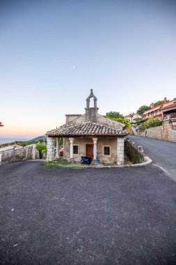 Eski, tarihi, rüya gibi dağ köyü. Dar sokaklar, romantik bir ortamda eski evler. Moenice, Moscenicka Draga, Istria, Hırvatistan küçük yolları ve meydanları olan güzel manzaralı bir yer.