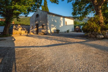 Eski tarihi rüya gibi sokaklar. Romantik bir turistik bölgede güzel evler ve iş yerleri. Manzaralı sokaklar ve Brse, Istria, Hırvatistan 'daki küçük meydanlar