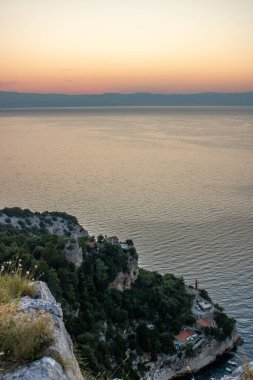 Akdeniz 'deki Akdeniz manzarası, sabah güneş doğarken çekildi. Akdeniz, Moenika Draga, Moscenicka Draga, Istria ve Hırvatistan 'da kayalıkları ve kayaları olan saf doğa.
