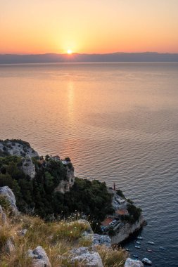 Akdeniz 'deki Akdeniz manzarası, sabah güneş doğarken çekildi. Akdeniz, Moenika Draga, Moscenicka Draga, Istria ve Hırvatistan 'da kayalıkları ve kayaları olan saf doğa.