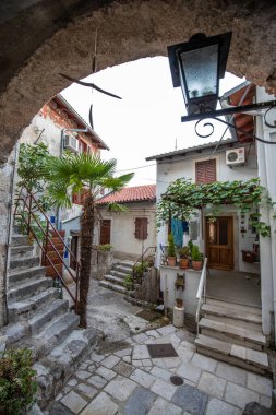 Eski, tarihi, rüya gibi dağ köyü. Dar sokaklar, romantik bir ortamda eski evler. Moenice, Moscenicka Draga, Istria, Hırvatistan küçük yolları ve meydanları olan güzel manzaralı bir yer.