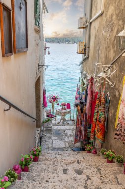 Eski tarihi rüya gibi sokaklar. Romantik bir turistik bölgede güzel evler ve iş yerleri. Rovinj, Istria, Hırvatistan 'da güzel manzaralı sokaklar ve küçük meydanlar