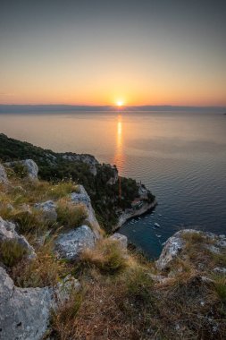 Akdeniz 'deki Akdeniz manzarası, sabah güneş doğarken çekildi. Akdeniz, Moenika Draga, Moscenicka Draga, Istria ve Hırvatistan 'da kayalıkları ve kayaları olan saf doğa.