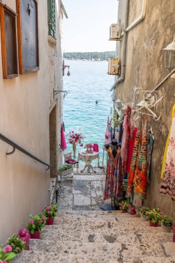 Eski tarihi rüya gibi sokaklar. Romantik bir turistik bölgede güzel evler ve iş yerleri. Rovinj, Istria, Hırvatistan 'da güzel manzaralı sokaklar ve küçük meydanlar