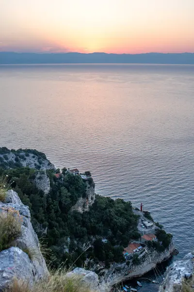 Akdeniz 'deki Akdeniz manzarası, sabah güneş doğarken çekildi. Akdeniz, Moenika Draga, Moscenicka Draga, Istria ve Hırvatistan 'da kayalıkları ve kayaları olan saf doğa.