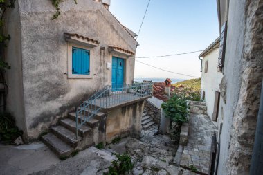 Eski tarihi rüya gibi sokaklar. Romantik bir turistik bölgede güzel evler ve iş yerleri. Manzaralı sokaklar ve Brse, Istria, Hırvatistan 'daki küçük meydanlar