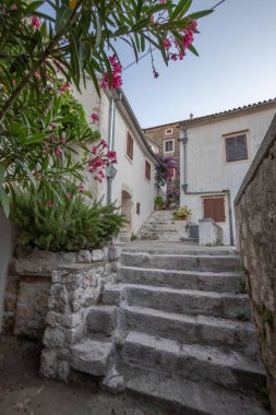 Eski tarihi rüya gibi sokaklar. Romantik bir turistik bölgede güzel evler ve iş yerleri. Manzaralı sokaklar ve Brse, Istria, Hırvatistan 'daki küçük meydanlar