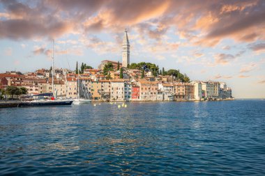 Güzel bir adadaki tarihi rüya gibi bir kasaba. Sahildeki Romantik Turist Yeri Panoraması. Rovinj, Istria, Hırvatistan