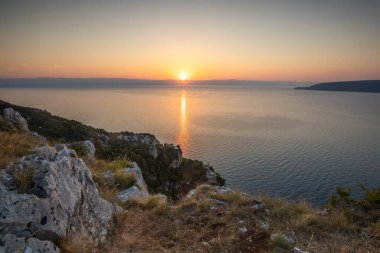 Akdeniz 'deki Akdeniz manzarası, sabah güneş doğarken çekildi. Akdeniz, Moenika Draga, Moscenicka Draga, Istria ve Hırvatistan 'da kayalıkları ve kayaları olan saf doğa.