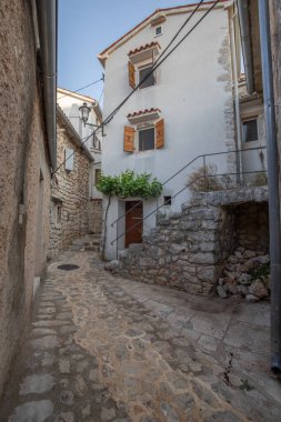 Eski tarihi rüya gibi sokaklar. Romantik bir turistik bölgede güzel evler ve iş yerleri. Manzaralı sokaklar ve Brse, Istria, Hırvatistan 'daki küçük meydanlar