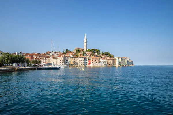 Güzel bir adadaki tarihi rüya gibi bir kasaba. Sahildeki Romantik Turist Yeri Panoraması. Rovinj, Istria, Hırvatistan