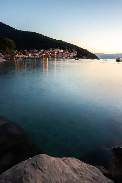 Akdeniz 'deki güzel bir köyün tarihi ufuk çizgisi, sabah kumsalda ve denizde gün doğumunda çekildi. Moenika Draga, Moscenicka Draga, Istria, Hırvatistan 'da rüya limanı manzarası