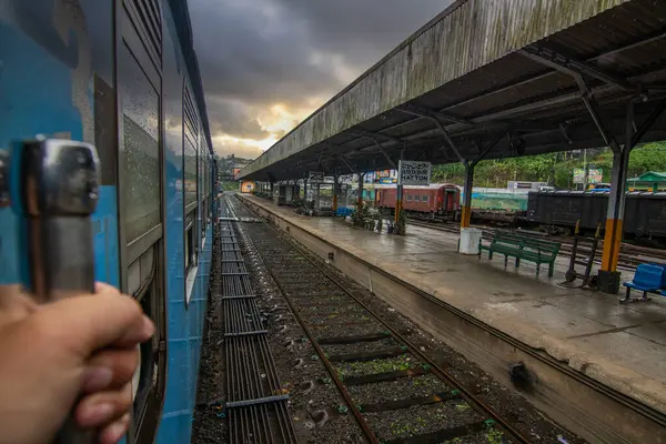 Tropikal iklimin verimli dağlık kesimlerinde manzara fotoğrafı. Orman, tarlalar ve çay tarlaları. Kandy ve Nuwara Eliya, Sri Lanka, Asya arasındaki mavi tren yolculuğu.