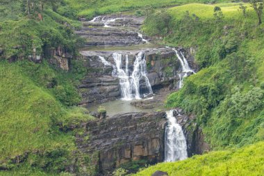 Dağlık bölgelerdeki şelaleler, ormanlar, tarlalar ve çay tarlaları bu bölgeyi resmediyor. Kandy ve Nuwara Eliya, Sri Lanka, Asya arasındaki bulutlu havada çekilen yeşil manzara