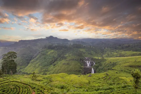 Dağlık bölgelerdeki şelaleler, ormanlar, tarlalar ve çay tarlaları bu bölgeyi resmediyor. Kandy ve Nuwara Eliya, Sri Lanka, Asya arasındaki bulutlu havada çekilen yeşil manzara