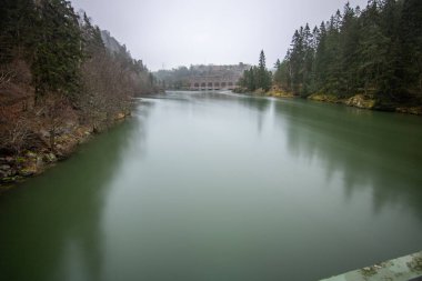 Tarihi manzara, kırmızı tuğlalı hidroelektrik santrali. Gün batımında yağışlı hava Trollhttan, İsveç, İskandinavya 'da