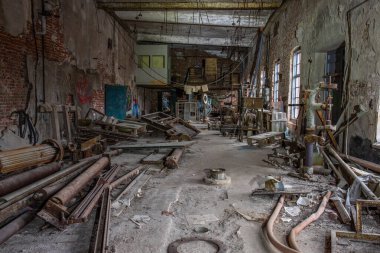 Eski terk edilmiş kağıt fabrikası. Tarihi ve tipik bir fabrika binası kayıp bir yer. İsyan ve çürüme maddeye zarar veriyor. Orijinal makineler ve nesneler İsveç 'te bulunabilir.