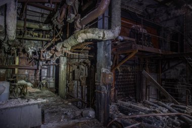 Eski terk edilmiş kağıt fabrikası. Tarihi ve tipik bir fabrika binası kayıp bir yer. İsyan ve çürüme maddeye zarar veriyor. Orijinal makineler ve nesneler İsveç 'te bulunabilir.