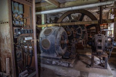 Eski terk edilmiş kağıt fabrikası. Tarihi ve tipik bir fabrika binası kayıp bir yer. İsyan ve çürüme maddeye zarar veriyor. Orijinal makineler ve nesneler İsveç 'te bulunabilir.