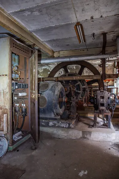 Eski terk edilmiş kağıt fabrikası. Tarihi ve tipik bir fabrika binası kayıp bir yer. İsyan ve çürüme maddeye zarar veriyor. Orijinal makineler ve nesneler İsveç 'te bulunabilir.